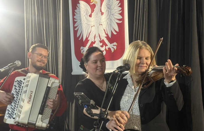 Dziś uczniowie naszej szkoły oraz przedszkolaki z grupy „Sówki” mieli niezwykłą okazję uczestniczyć w koncertach zespołu KAPELA KARPATI. To wyjątkowi artyści, których muzyka porusza serca i przenosi słuchaczy w klimaty Karpat – Bałkanów, Słowacji, Ukrainy i Polski.
Kapela zachwyciła nas oryginalnymi aranżacjami, wielogłosowym śpiewem, energetycznymi solówkami oraz dźwiękami instrumentów, które wypełniły salę wyjątkową atmosferą.
Było radośnie, żywiołowo i bardzo aktywnie! ?
Dzieci chętnie śpiewały, klaskały, tańczyły, a także poznawały zwroty i piosenki w różnych językach.
To była prawdziwa muzyczna uczta.