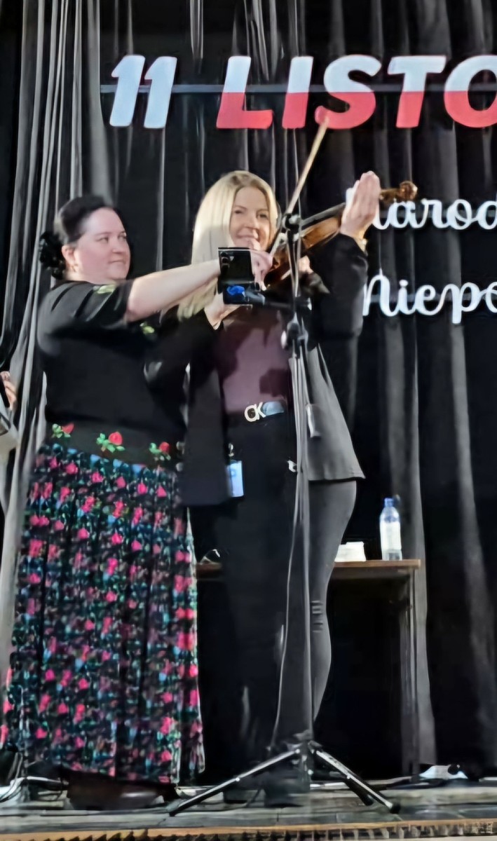 Dziś uczniowie naszej szkoły oraz przedszkolaki z grupy „Sówki” mieli niezwykłą okazję uczestniczyć w koncertach zespołu KAPELA KARPATI. To wyjątkowi artyści, których muzyka porusza serca i przenosi słuchaczy w klimaty Karpat – Bałkanów, Słowacji, Ukrainy i Polski.
Kapela zachwyciła nas oryginalnymi aranżacjami, wielogłosowym śpiewem, energetycznymi solówkami oraz dźwiękami instrumentów, które wypełniły salę wyjątkową atmosferą.
Było radośnie, żywiołowo i bardzo aktywnie! ?
Dzieci chętnie śpiewały, klaskały, tańczyły, a także poznawały zwroty i piosenki w różnych językach.
To była prawdziwa muzyczna uczta.