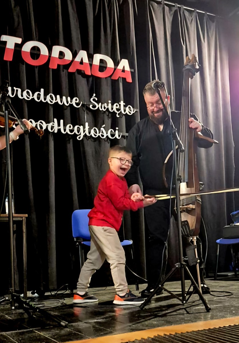 Dziś uczniowie naszej szkoły oraz przedszkolaki z grupy „Sówki” mieli niezwykłą okazję uczestniczyć w koncertach zespołu KAPELA KARPATI. To wyjątkowi artyści, których muzyka porusza serca i przenosi słuchaczy w klimaty Karpat – Bałkanów, Słowacji, Ukrainy i Polski.
Kapela zachwyciła nas oryginalnymi aranżacjami, wielogłosowym śpiewem, energetycznymi solówkami oraz dźwiękami instrumentów, które wypełniły salę wyjątkową atmosferą.
Było radośnie, żywiołowo i bardzo aktywnie! ?
Dzieci chętnie śpiewały, klaskały, tańczyły, a także poznawały zwroty i piosenki w różnych językach.
To była prawdziwa muzyczna uczta.