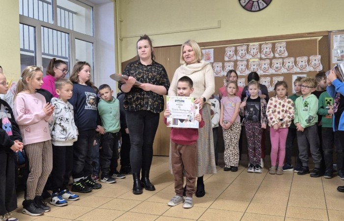 Dziś odbyło się rozstrzygnięcie szkolnego etapu konkursu „Mikołajkowy Zawód – Kim będę, jak dorosnę?”. Uczniowie przygotowali niezwykle ciekawe i staranne prace, w których zaprezentowali swoje marzenia dotyczące przyszłych zawodów. Wśród wymarzonych profesji pojawiły się m.in. rolnik, fryzjerka, pielęgniarka, lekarz oraz bibliotekarz.