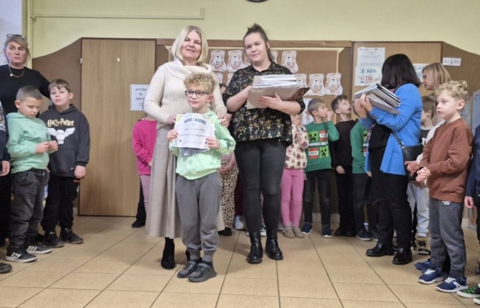 Dziś odbyło się rozstrzygnięcie szkolnego etapu konkursu „Mikołajkowy Zawód – Kim będę, jak dorosnę?”. Uczniowie przygotowali niezwykle ciekawe i staranne prace, w których zaprezentowali swoje marzenia dotyczące przyszłych zawodów. Wśród wymarzonych profesji pojawiły się m.in. rolnik, fryzjerka, pielęgniarka, lekarz oraz bibliotekarz.