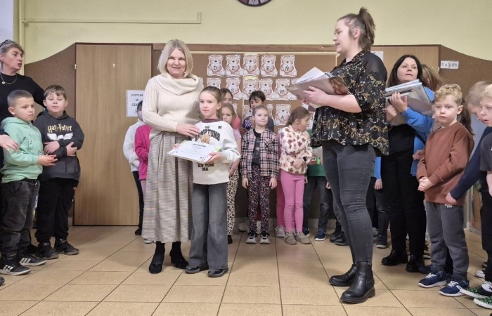 Dziś odbyło się rozstrzygnięcie szkolnego etapu konkursu „Mikołajkowy Zawód – Kim będę, jak dorosnę?”. Uczniowie przygotowali niezwykle ciekawe i staranne prace, w których zaprezentowali swoje marzenia dotyczące przyszłych zawodów. Wśród wymarzonych profesji pojawiły się m.in. rolnik, fryzjerka, pielęgniarka, lekarz oraz bibliotekarz.