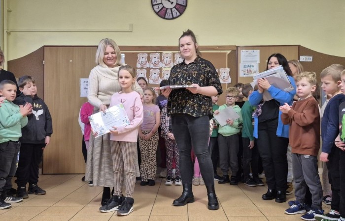 Dziś odbyło się rozstrzygnięcie szkolnego etapu konkursu „Mikołajkowy Zawód – Kim będę, jak dorosnę?”. Uczniowie przygotowali niezwykle ciekawe i staranne prace, w których zaprezentowali swoje marzenia dotyczące przyszłych zawodów. Wśród wymarzonych profesji pojawiły się m.in. rolnik, fryzjerka, pielęgniarka, lekarz oraz bibliotekarz.