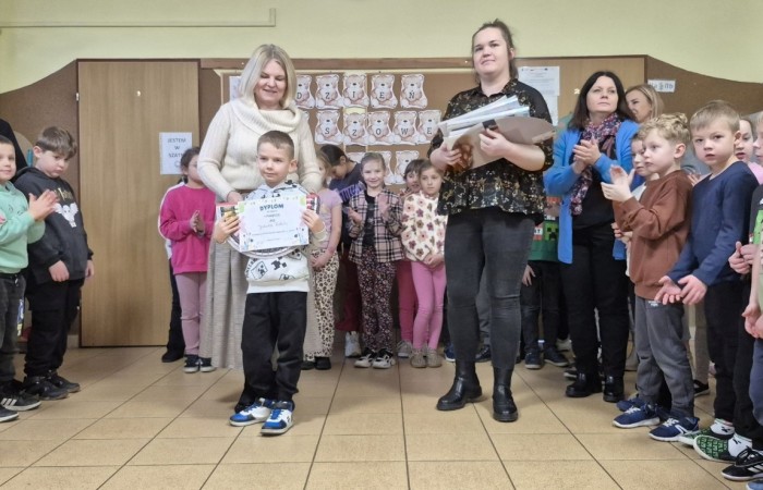 Dziś odbyło się rozstrzygnięcie szkolnego etapu konkursu „Mikołajkowy Zawód – Kim będę, jak dorosnę?”. Uczniowie przygotowali niezwykle ciekawe i staranne prace, w których zaprezentowali swoje marzenia dotyczące przyszłych zawodów. Wśród wymarzonych profesji pojawiły się m.in. rolnik, fryzjerka, pielęgniarka, lekarz oraz bibliotekarz.