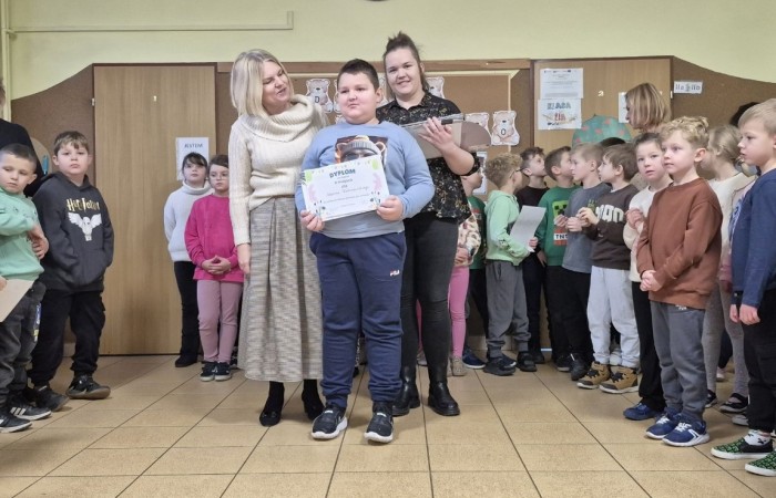 Dziś odbyło się rozstrzygnięcie szkolnego etapu konkursu „Mikołajkowy Zawód – Kim będę, jak dorosnę?”. Uczniowie przygotowali niezwykle ciekawe i staranne prace, w których zaprezentowali swoje marzenia dotyczące przyszłych zawodów. Wśród wymarzonych profesji pojawiły się m.in. rolnik, fryzjerka, pielęgniarka, lekarz oraz bibliotekarz.