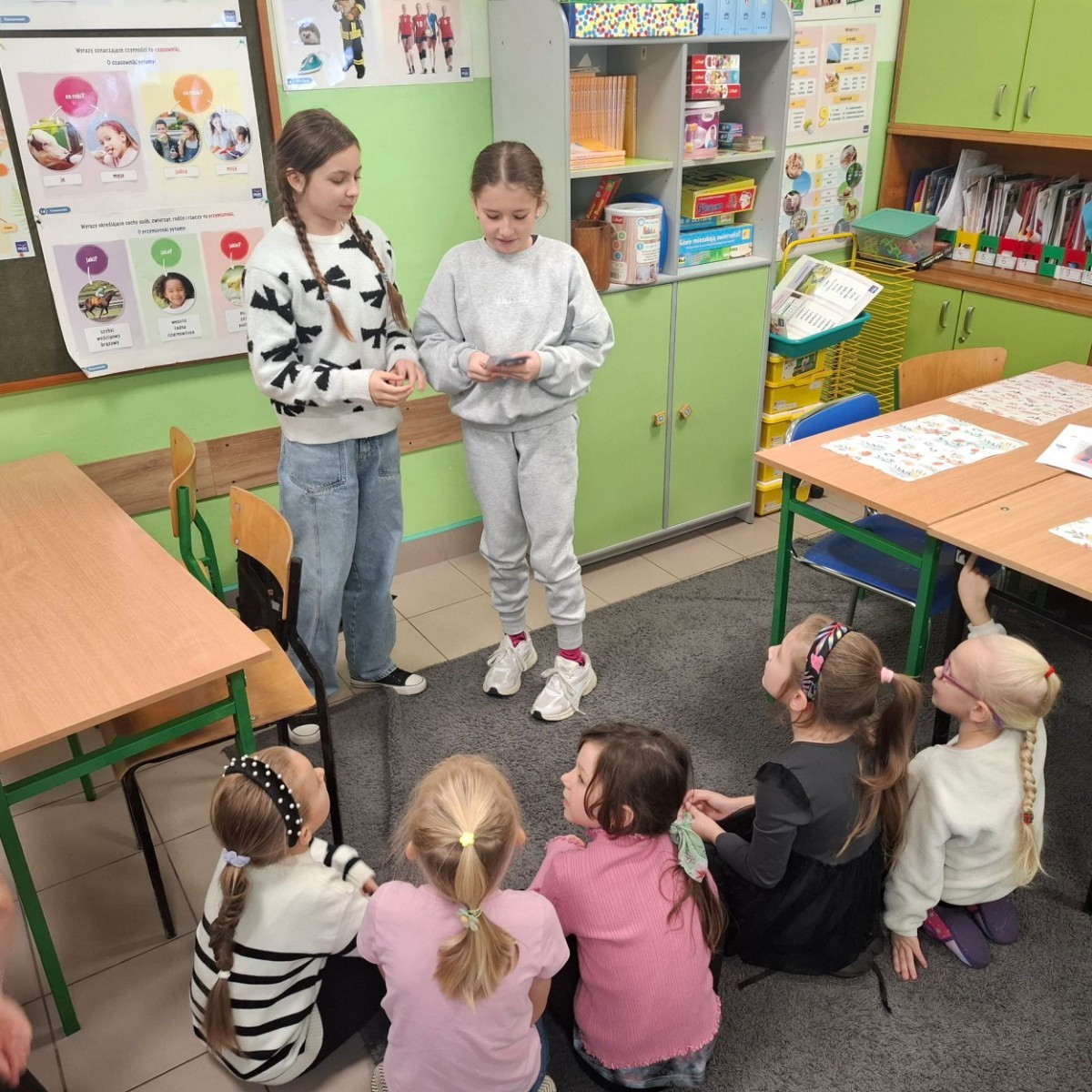 W tym roku Andrzejki w naszej szkole były pełne magii, radości i uśmiechu. Uczniowie klas trzecich przygotowali dla pierwszaków wyjątkowe wróżby i zabawy, dzięki którym mali uczestnicy mogli poczuć prawdziwą andrzejkową atmosferę. Nie zabrakło tradycyjnych wróżb, takich jak serca z imionami, magiczne kubeczki czy karty, a także mnóstwa śmiechu i wspólnej zabawy. Było kolorowo, wesoło i… trochę tajemniczo.
Serdeczne podziękowania dla naszych starszych uczniów za kreatywność i świetną zabawę, a także dla pierwszaków za aktywny udział w andrzejkowych atrakcjach. To był naprawdę magiczny dzień.