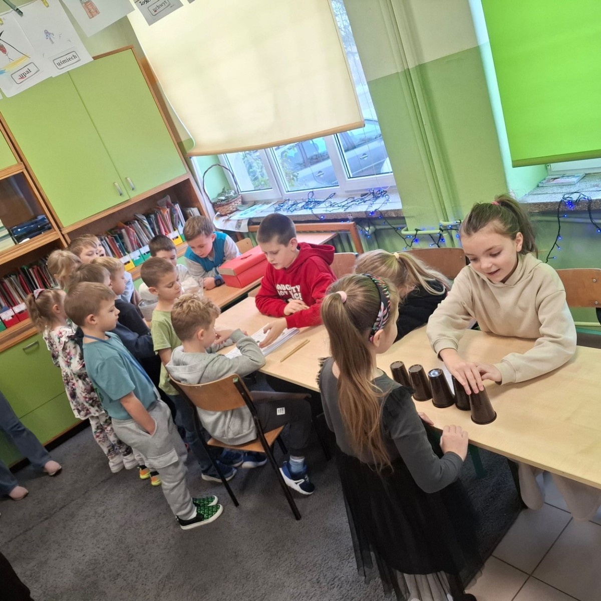 W tym roku Andrzejki w naszej szkole były pełne magii, radości i uśmiechu. Uczniowie klas trzecich przygotowali dla pierwszaków wyjątkowe wróżby i zabawy, dzięki którym mali uczestnicy mogli poczuć prawdziwą andrzejkową atmosferę. Nie zabrakło tradycyjnych wróżb, takich jak serca z imionami, magiczne kubeczki czy karty, a także mnóstwa śmiechu i wspólnej zabawy. Było kolorowo, wesoło i… trochę tajemniczo.
Serdeczne podziękowania dla naszych starszych uczniów za kreatywność i świetną zabawę, a także dla pierwszaków za aktywny udział w andrzejkowych atrakcjach. To był naprawdę magiczny dzień.