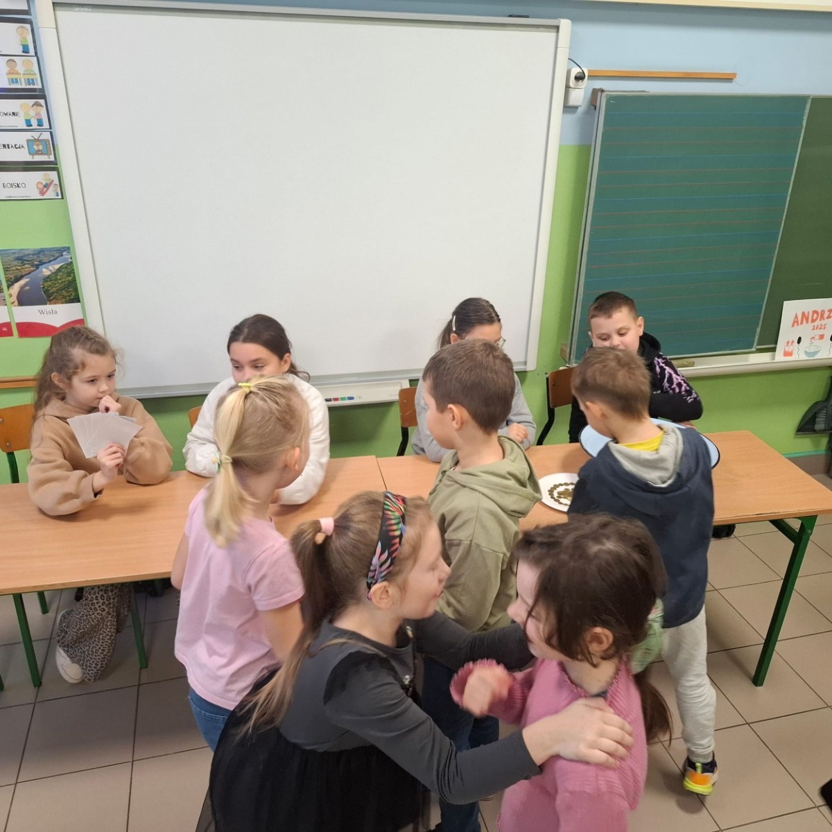 W tym roku Andrzejki w naszej szkole były pełne magii, radości i uśmiechu. Uczniowie klas trzecich przygotowali dla pierwszaków wyjątkowe wróżby i zabawy, dzięki którym mali uczestnicy mogli poczuć prawdziwą andrzejkową atmosferę. Nie zabrakło tradycyjnych wróżb, takich jak serca z imionami, magiczne kubeczki czy karty, a także mnóstwa śmiechu i wspólnej zabawy. Było kolorowo, wesoło i… trochę tajemniczo.
Serdeczne podziękowania dla naszych starszych uczniów za kreatywność i świetną zabawę, a także dla pierwszaków za aktywny udział w andrzejkowych atrakcjach. To był naprawdę magiczny dzień.