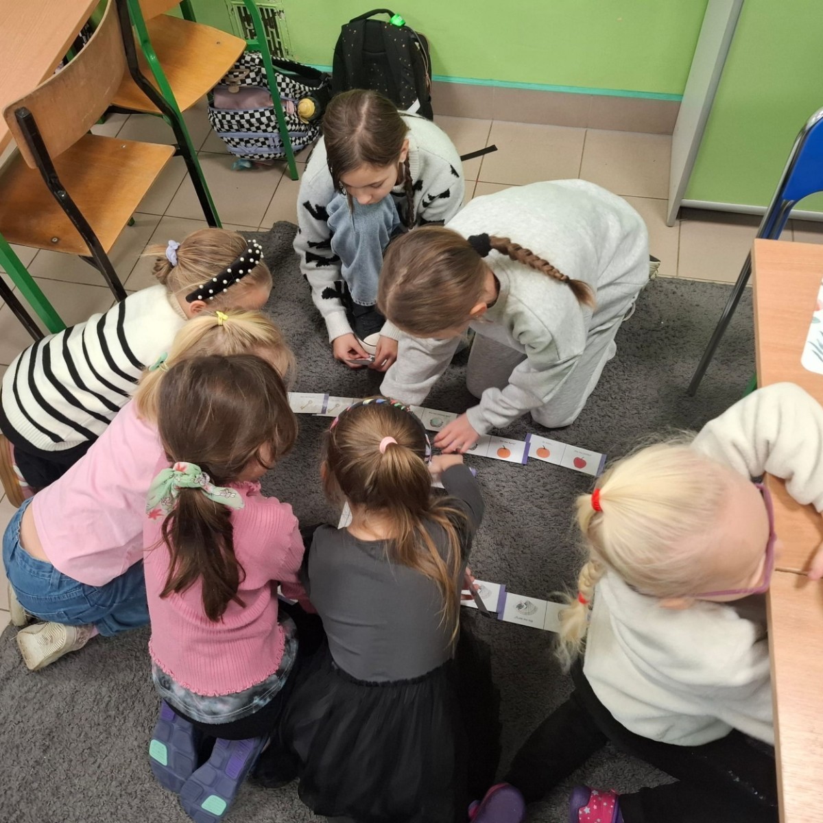 W tym roku Andrzejki w naszej szkole były pełne magii, radości i uśmiechu. Uczniowie klas trzecich przygotowali dla pierwszaków wyjątkowe wróżby i zabawy, dzięki którym mali uczestnicy mogli poczuć prawdziwą andrzejkową atmosferę. Nie zabrakło tradycyjnych wróżb, takich jak serca z imionami, magiczne kubeczki czy karty, a także mnóstwa śmiechu i wspólnej zabawy. Było kolorowo, wesoło i… trochę tajemniczo.
Serdeczne podziękowania dla naszych starszych uczniów za kreatywność i świetną zabawę, a także dla pierwszaków za aktywny udział w andrzejkowych atrakcjach. To był naprawdę magiczny dzień.