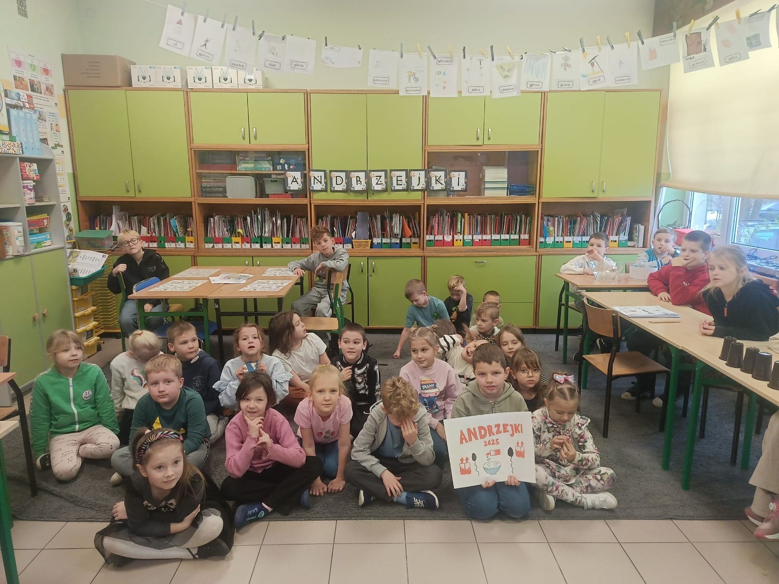 W tym roku Andrzejki w naszej szkole były pełne magii, radości i uśmiechu. Uczniowie klas trzecich przygotowali dla pierwszaków wyjątkowe wróżby i zabawy, dzięki którym mali uczestnicy mogli poczuć prawdziwą andrzejkową atmosferę. Nie zabrakło tradycyjnych wróżb, takich jak serca z imionami, magiczne kubeczki czy karty, a także mnóstwa śmiechu i wspólnej zabawy. Było kolorowo, wesoło i… trochę tajemniczo.
Serdeczne podziękowania dla naszych starszych uczniów za kreatywność i świetną zabawę, a także dla pierwszaków za aktywny udział w andrzejkowych atrakcjach. To był naprawdę magiczny dzień.