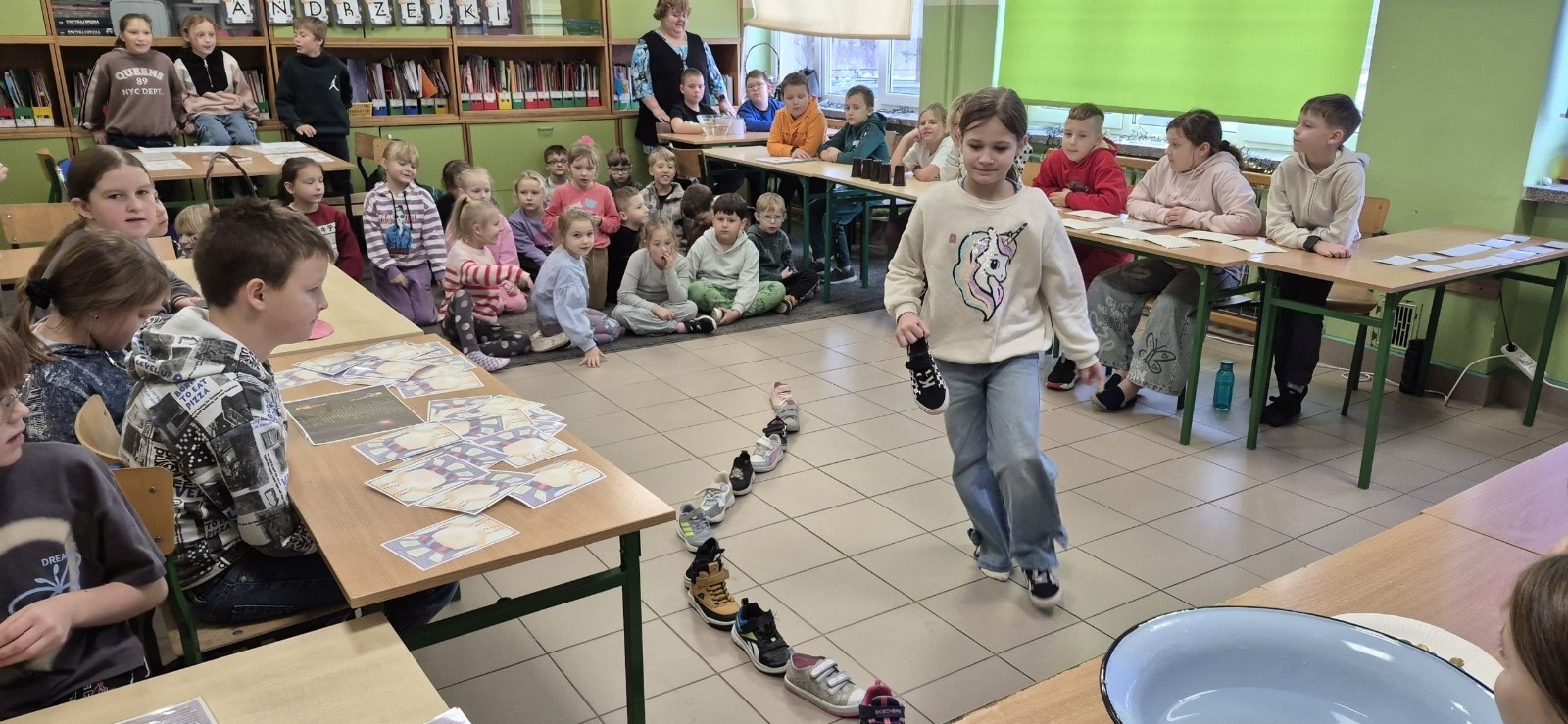 W tym roku Andrzejki w naszej szkole były pełne magii, radości i uśmiechu. Uczniowie klas trzecich przygotowali dla pierwszaków wyjątkowe wróżby i zabawy, dzięki którym mali uczestnicy mogli poczuć prawdziwą andrzejkową atmosferę. Nie zabrakło tradycyjnych wróżb, takich jak serca z imionami, magiczne kubeczki czy karty, a także mnóstwa śmiechu i wspólnej zabawy. Było kolorowo, wesoło i… trochę tajemniczo.
Serdeczne podziękowania dla naszych starszych uczniów za kreatywność i świetną zabawę, a także dla pierwszaków za aktywny udział w andrzejkowych atrakcjach. To był naprawdę magiczny dzień.