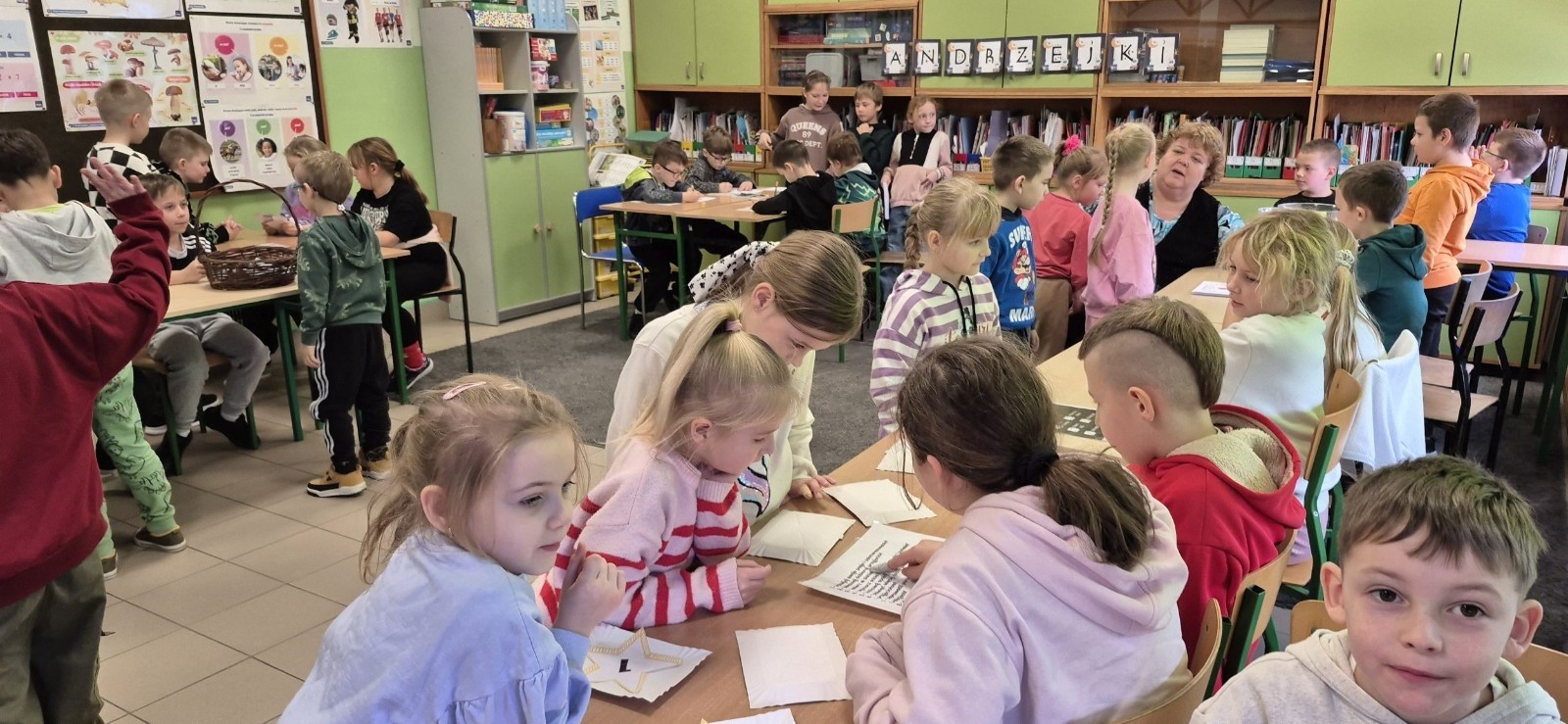 W tym roku Andrzejki w naszej szkole były pełne magii, radości i uśmiechu. Uczniowie klas trzecich przygotowali dla pierwszaków wyjątkowe wróżby i zabawy, dzięki którym mali uczestnicy mogli poczuć prawdziwą andrzejkową atmosferę. Nie zabrakło tradycyjnych wróżb, takich jak serca z imionami, magiczne kubeczki czy karty, a także mnóstwa śmiechu i wspólnej zabawy. Było kolorowo, wesoło i… trochę tajemniczo.
Serdeczne podziękowania dla naszych starszych uczniów za kreatywność i świetną zabawę, a także dla pierwszaków za aktywny udział w andrzejkowych atrakcjach. To był naprawdę magiczny dzień.