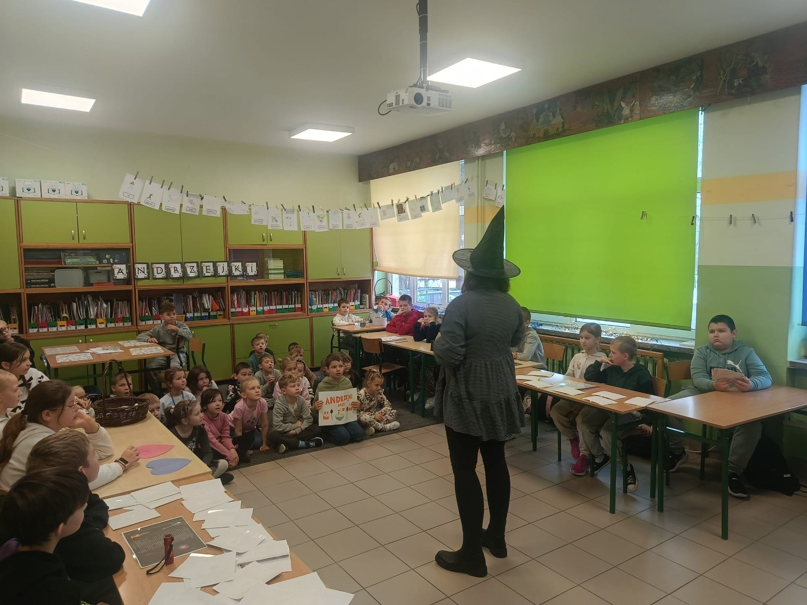 W tym roku Andrzejki w naszej szkole były pełne magii, radości i uśmiechu. Uczniowie klas trzecich przygotowali dla pierwszaków wyjątkowe wróżby i zabawy, dzięki którym mali uczestnicy mogli poczuć prawdziwą andrzejkową atmosferę. Nie zabrakło tradycyjnych wróżb, takich jak serca z imionami, magiczne kubeczki czy karty, a także mnóstwa śmiechu i wspólnej zabawy. Było kolorowo, wesoło i… trochę tajemniczo.
Serdeczne podziękowania dla naszych starszych uczniów za kreatywność i świetną zabawę, a także dla pierwszaków za aktywny udział w andrzejkowych atrakcjach. To był naprawdę magiczny dzień.