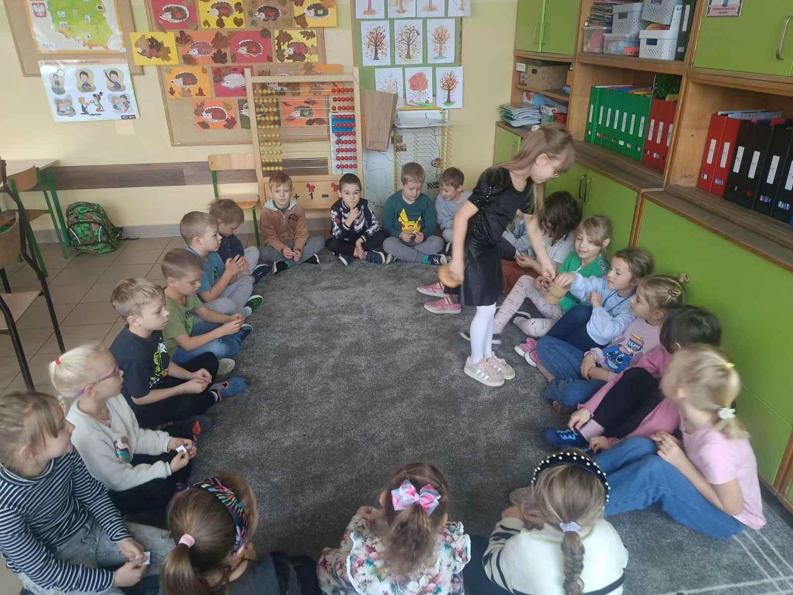 W tym roku Andrzejki w naszej szkole były pełne magii, radości i uśmiechu. Uczniowie klas trzecich przygotowali dla pierwszaków wyjątkowe wróżby i zabawy, dzięki którym mali uczestnicy mogli poczuć prawdziwą andrzejkową atmosferę. Nie zabrakło tradycyjnych wróżb, takich jak serca z imionami, magiczne kubeczki czy karty, a także mnóstwa śmiechu i wspólnej zabawy. Było kolorowo, wesoło i… trochę tajemniczo.
Serdeczne podziękowania dla naszych starszych uczniów za kreatywność i świetną zabawę, a także dla pierwszaków za aktywny udział w andrzejkowych atrakcjach. To był naprawdę magiczny dzień.