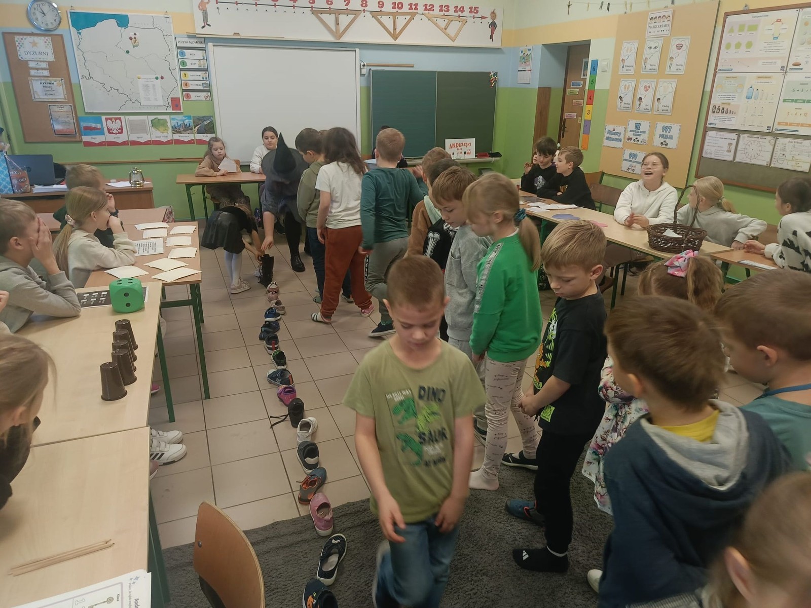 W tym roku Andrzejki w naszej szkole były pełne magii, radości i uśmiechu. Uczniowie klas trzecich przygotowali dla pierwszaków wyjątkowe wróżby i zabawy, dzięki którym mali uczestnicy mogli poczuć prawdziwą andrzejkową atmosferę. Nie zabrakło tradycyjnych wróżb, takich jak serca z imionami, magiczne kubeczki czy karty, a także mnóstwa śmiechu i wspólnej zabawy. Było kolorowo, wesoło i… trochę tajemniczo.
Serdeczne podziękowania dla naszych starszych uczniów za kreatywność i świetną zabawę, a także dla pierwszaków za aktywny udział w andrzejkowych atrakcjach. To był naprawdę magiczny dzień.