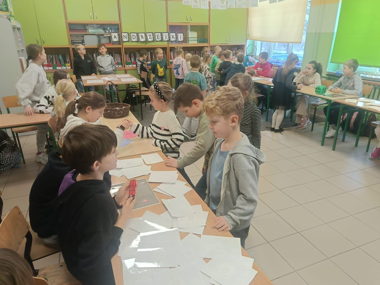 W tym roku Andrzejki w naszej szkole były pełne magii, radości i uśmiechu. Uczniowie klas trzecich przygotowali dla pierwszaków wyjątkowe wróżby i zabawy, dzięki którym mali uczestnicy mogli poczuć prawdziwą andrzejkową atmosferę. Nie zabrakło tradycyjnych wróżb, takich jak serca z imionami, magiczne kubeczki czy karty, a także mnóstwa śmiechu i wspólnej zabawy. Było kolorowo, wesoło i… trochę tajemniczo.
Serdeczne podziękowania dla naszych starszych uczniów za kreatywność i świetną zabawę, a także dla pierwszaków za aktywny udział w andrzejkowych atrakcjach. To był naprawdę magiczny dzień.