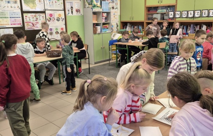 W tym roku Andrzejki w naszej szkole były pełne magii, radości i uśmiechu. Uczniowie klas trzecich przygotowali dla pierwszaków wyjątkowe wróżby i zabawy, dzięki którym mali uczestnicy mogli poczuć prawdziwą andrzejkową atmosferę. Nie zabrakło tradycyjnych wróżb, takich jak serca z imionami, magiczne kubeczki czy karty, a także mnóstwa śmiechu i wspólnej zabawy. Było kolorowo, wesoło i… trochę tajemniczo.
Serdeczne podziękowania dla naszych starszych uczniów za kreatywność i świetną zabawę, a także dla pierwszaków za aktywny udział w andrzejkowych atrakcjach. To był naprawdę magiczny dzień.