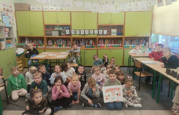 W tym roku Andrzejki w naszej szkole były pełne magii, radości i uśmiechu. Uczniowie klas trzecich przygotowali dla pierwszaków wyjątkowe wróżby i zabawy, dzięki którym mali uczestnicy mogli poczuć prawdziwą andrzejkową atmosferę. Nie zabrakło tradycyjnych wróżb, takich jak serca z imionami, magiczne kubeczki czy karty, a także mnóstwa śmiechu i wspólnej zabawy. Było kolorowo, wesoło i… trochę tajemniczo.
Serdeczne podziękowania dla naszych starszych uczniów za kreatywność i świetną zabawę, a także dla pierwszaków za aktywny udział w andrzejkowych atrakcjach. To był naprawdę magiczny dzień.