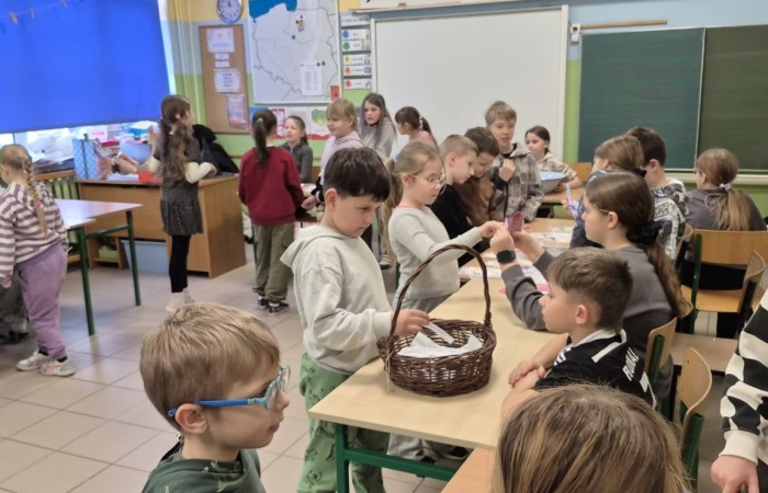 W tym roku Andrzejki w naszej szkole były pełne magii, radości i uśmiechu. Uczniowie klas trzecich przygotowali dla pierwszaków wyjątkowe wróżby i zabawy, dzięki którym mali uczestnicy mogli poczuć prawdziwą andrzejkową atmosferę. Nie zabrakło tradycyjnych wróżb, takich jak serca z imionami, magiczne kubeczki czy karty, a także mnóstwa śmiechu i wspólnej zabawy. Było kolorowo, wesoło i… trochę tajemniczo.
Serdeczne podziękowania dla naszych starszych uczniów za kreatywność i świetną zabawę, a także dla pierwszaków za aktywny udział w andrzejkowych atrakcjach. To był naprawdę magiczny dzień.