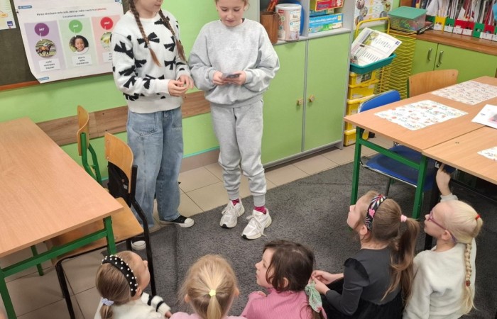 W tym roku Andrzejki w naszej szkole były pełne magii, radości i uśmiechu. Uczniowie klas trzecich przygotowali dla pierwszaków wyjątkowe wróżby i zabawy, dzięki którym mali uczestnicy mogli poczuć prawdziwą andrzejkową atmosferę. Nie zabrakło tradycyjnych wróżb, takich jak serca z imionami, magiczne kubeczki czy karty, a także mnóstwa śmiechu i wspólnej zabawy. Było kolorowo, wesoło i… trochę tajemniczo.
Serdeczne podziękowania dla naszych starszych uczniów za kreatywność i świetną zabawę, a także dla pierwszaków za aktywny udział w andrzejkowych atrakcjach. To był naprawdę magiczny dzień.