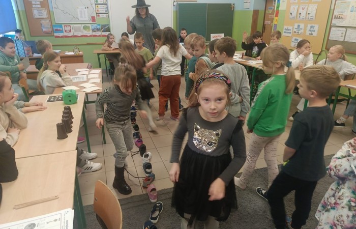 W tym roku Andrzejki w naszej szkole były pełne magii, radości i uśmiechu. Uczniowie klas trzecich przygotowali dla pierwszaków wyjątkowe wróżby i zabawy, dzięki którym mali uczestnicy mogli poczuć prawdziwą andrzejkową atmosferę. Nie zabrakło tradycyjnych wróżb, takich jak serca z imionami, magiczne kubeczki czy karty, a także mnóstwa śmiechu i wspólnej zabawy. Było kolorowo, wesoło i… trochę tajemniczo.
Serdeczne podziękowania dla naszych starszych uczniów za kreatywność i świetną zabawę, a także dla pierwszaków za aktywny udział w andrzejkowych atrakcjach. To był naprawdę magiczny dzień.