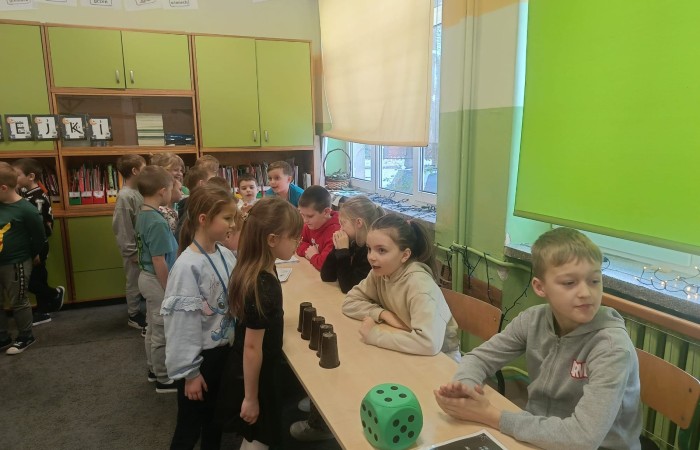 W tym roku Andrzejki w naszej szkole były pełne magii, radości i uśmiechu. Uczniowie klas trzecich przygotowali dla pierwszaków wyjątkowe wróżby i zabawy, dzięki którym mali uczestnicy mogli poczuć prawdziwą andrzejkową atmosferę. Nie zabrakło tradycyjnych wróżb, takich jak serca z imionami, magiczne kubeczki czy karty, a także mnóstwa śmiechu i wspólnej zabawy. Było kolorowo, wesoło i… trochę tajemniczo.
Serdeczne podziękowania dla naszych starszych uczniów za kreatywność i świetną zabawę, a także dla pierwszaków za aktywny udział w andrzejkowych atrakcjach. To był naprawdę magiczny dzień.