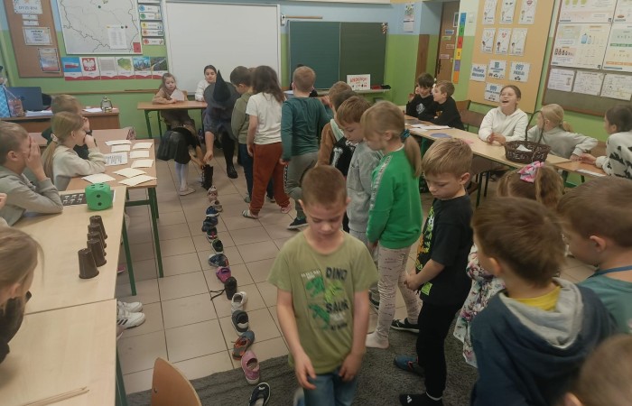 W tym roku Andrzejki w naszej szkole były pełne magii, radości i uśmiechu. Uczniowie klas trzecich przygotowali dla pierwszaków wyjątkowe wróżby i zabawy, dzięki którym mali uczestnicy mogli poczuć prawdziwą andrzejkową atmosferę. Nie zabrakło tradycyjnych wróżb, takich jak serca z imionami, magiczne kubeczki czy karty, a także mnóstwa śmiechu i wspólnej zabawy. Było kolorowo, wesoło i… trochę tajemniczo.
Serdeczne podziękowania dla naszych starszych uczniów za kreatywność i świetną zabawę, a także dla pierwszaków za aktywny udział w andrzejkowych atrakcjach. To był naprawdę magiczny dzień.