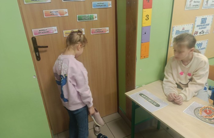 W tym roku Andrzejki w naszej szkole były pełne magii, radości i uśmiechu. Uczniowie klas trzecich przygotowali dla pierwszaków wyjątkowe wróżby i zabawy, dzięki którym mali uczestnicy mogli poczuć prawdziwą andrzejkową atmosferę. Nie zabrakło tradycyjnych wróżb, takich jak serca z imionami, magiczne kubeczki czy karty, a także mnóstwa śmiechu i wspólnej zabawy. Było kolorowo, wesoło i… trochę tajemniczo.
Serdeczne podziękowania dla naszych starszych uczniów za kreatywność i świetną zabawę, a także dla pierwszaków za aktywny udział w andrzejkowych atrakcjach. To był naprawdę magiczny dzień.