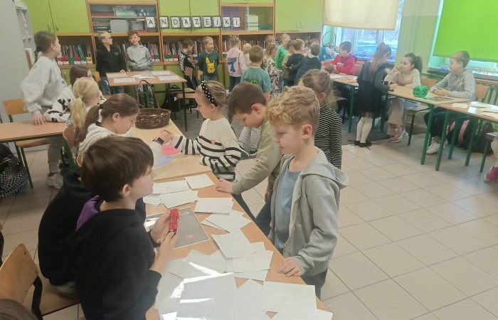 W tym roku Andrzejki w naszej szkole były pełne magii, radości i uśmiechu. Uczniowie klas trzecich przygotowali dla pierwszaków wyjątkowe wróżby i zabawy, dzięki którym mali uczestnicy mogli poczuć prawdziwą andrzejkową atmosferę. Nie zabrakło tradycyjnych wróżb, takich jak serca z imionami, magiczne kubeczki czy karty, a także mnóstwa śmiechu i wspólnej zabawy. Było kolorowo, wesoło i… trochę tajemniczo.
Serdeczne podziękowania dla naszych starszych uczniów za kreatywność i świetną zabawę, a także dla pierwszaków za aktywny udział w andrzejkowych atrakcjach. To był naprawdę magiczny dzień.