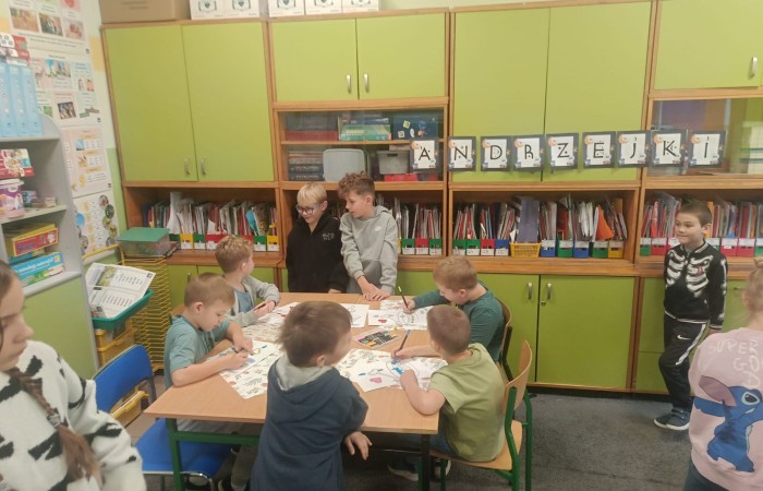 W tym roku Andrzejki w naszej szkole były pełne magii, radości i uśmiechu. Uczniowie klas trzecich przygotowali dla pierwszaków wyjątkowe wróżby i zabawy, dzięki którym mali uczestnicy mogli poczuć prawdziwą andrzejkową atmosferę. Nie zabrakło tradycyjnych wróżb, takich jak serca z imionami, magiczne kubeczki czy karty, a także mnóstwa śmiechu i wspólnej zabawy. Było kolorowo, wesoło i… trochę tajemniczo.
Serdeczne podziękowania dla naszych starszych uczniów za kreatywność i świetną zabawę, a także dla pierwszaków za aktywny udział w andrzejkowych atrakcjach. To był naprawdę magiczny dzień.