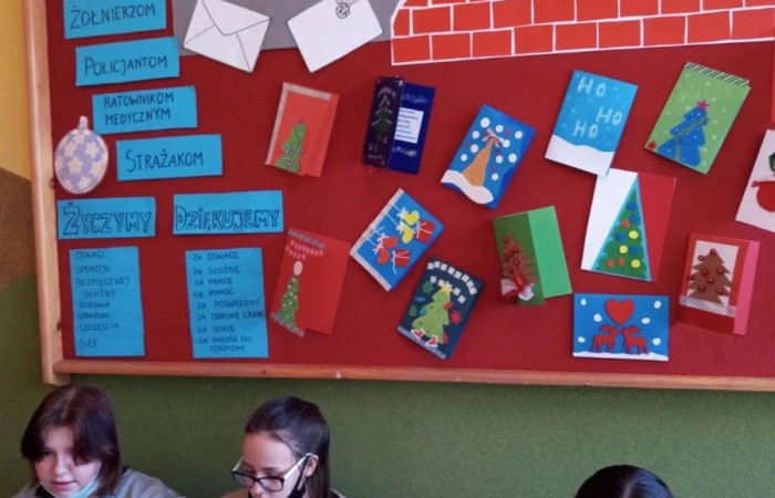 Od kilku miesięcy uczniowie wielu szkół w Polsce aktywnie włączają się w ogólnopolską akcję „Murem za polskim mundurem”. Przedstawiciele Samorządu Uczniowskiego oraz Szkolny Klub Wolontariatu  SP2 postanowili także, widząc ogromne zaangażowanie służb mundurowych w obronę granic Polski, przygotować karki, w których mogliby wyrazić swą wdzięczność za ich poświęcenie oraz złożyć życzenia z okazji zbliżających się świąt Bożego Narodzenia. 
	Przez wiele dni szkolna inicjatywa jednoczyła uczniów. Wspólnie spędzany czas sprzyjał rozmowom na ważne tematy współczesnego świata.  Akcja „Murem za polskim mundurem” stała się więc nie tylko okazją do wyrażenia naszej wdzięczności ludziom strzegącym granic, ale także doskonałą lekcją patriotyzmu.
	Za sprawą przyjaciół szkoły z 9 Brygady Kawalerii Pancernej w Braniewie przygotowane przez uczniów kartki trafiły na granicę. Dziękujemy!
