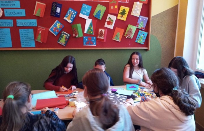 Od kilku miesięcy uczniowie wielu szkół w Polsce aktywnie włączają się w ogólnopolską akcję „Murem za polskim mundurem”. Przedstawiciele Samorządu Uczniowskiego oraz Szkolny Klub Wolontariatu  SP2 postanowili także, widząc ogromne zaangażowanie służb mundurowych w obronę granic Polski, przygotować karki, w których mogliby wyrazić swą wdzięczność za ich poświęcenie oraz złożyć życzenia z okazji zbliżających się świąt Bożego Narodzenia. 
	Przez wiele dni szkolna inicjatywa jednoczyła uczniów. Wspólnie spędzany czas sprzyjał rozmowom na ważne tematy współczesnego świata.  Akcja „Murem za polskim mundurem” stała się więc nie tylko okazją do wyrażenia naszej wdzięczności ludziom strzegącym granic, ale także doskonałą lekcją patriotyzmu.
	Za sprawą przyjaciół szkoły z 9 Brygady Kawalerii Pancernej w Braniewie przygotowane przez uczniów kartki trafiły na granicę. Dziękujemy!
