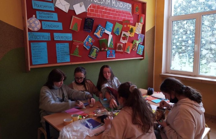 Od kilku miesięcy uczniowie wielu szkół w Polsce aktywnie włączają się w ogólnopolską akcję „Murem za polskim mundurem”. Przedstawiciele Samorządu Uczniowskiego oraz Szkolny Klub Wolontariatu  SP2 postanowili także, widząc ogromne zaangażowanie służb mundurowych w obronę granic Polski, przygotować karki, w których mogliby wyrazić swą wdzięczność za ich poświęcenie oraz złożyć życzenia z okazji zbliżających się świąt Bożego Narodzenia. 
	Przez wiele dni szkolna inicjatywa jednoczyła uczniów. Wspólnie spędzany czas sprzyjał rozmowom na ważne tematy współczesnego świata.  Akcja „Murem za polskim mundurem” stała się więc nie tylko okazją do wyrażenia naszej wdzięczności ludziom strzegącym granic, ale także doskonałą lekcją patriotyzmu.
	Za sprawą przyjaciół szkoły z 9 Brygady Kawalerii Pancernej w Braniewie przygotowane przez uczniów kartki trafiły na granicę. Dziękujemy!
