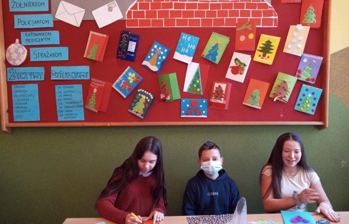 Od kilku miesięcy uczniowie wielu szkół w Polsce aktywnie włączają się w ogólnopolską akcję „Murem za polskim mundurem”. Przedstawiciele Samorządu Uczniowskiego oraz Szkolny Klub Wolontariatu  SP2 postanowili także, widząc ogromne zaangażowanie służb mundurowych w obronę granic Polski, przygotować karki, w których mogliby wyrazić swą wdzięczność za ich poświęcenie oraz złożyć życzenia z okazji zbliżających się świąt Bożego Narodzenia. 
	Przez wiele dni szkolna inicjatywa jednoczyła uczniów. Wspólnie spędzany czas sprzyjał rozmowom na ważne tematy współczesnego świata.  Akcja „Murem za polskim mundurem” stała się więc nie tylko okazją do wyrażenia naszej wdzięczności ludziom strzegącym granic, ale także doskonałą lekcją patriotyzmu.
	Za sprawą przyjaciół szkoły z 9 Brygady Kawalerii Pancernej w Braniewie przygotowane przez uczniów kartki trafiły na granicę. Dziękujemy!
