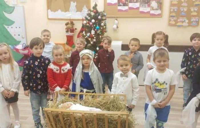 Grupa zerowa „Leśne skrzaty”.  Głównym celem tej uroczystości było wprowadzenie uczestników w radosną atmosferę Świąt Bożego Narodzenia, kształcenie umiejętności wyrażania uczuć i przeżyć podczas trwania magii Świąt…