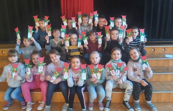 Dziadkowie to wielki skarb - oni czynią dzieciństwo bardziej pełnym, udanym i szczęśliwym. Babcia i dziadek mają zawsze czas, umieją pocieszyć, są cierpliwi, zawsze rozumieją dziecięce rozterki, ale przede wszystkim bezgranicznie kochają. Wnuczęta są dla nich radością życia.
Niestety w tym roku nasze dzieci nie mogły gościć dziadków w placówce, pomimo iż święto to na stałe wpisało się do kalendarza szkolnych uroczystości.
W podzięce za ich wielkie serce uczniowie przygotowali upominki,  nagrali wierszyki oraz piosenki, które wręczyli swoim dziadkom podczas rodzinnych spotkań.
	Wnuczęta dziękują  Babciom  i Dziadkom za wielkie serce, bezgraniczną miłość, dobroć i ciepło oraz życzą dużo uśmiechu, zdrowia i długich lat życia.
