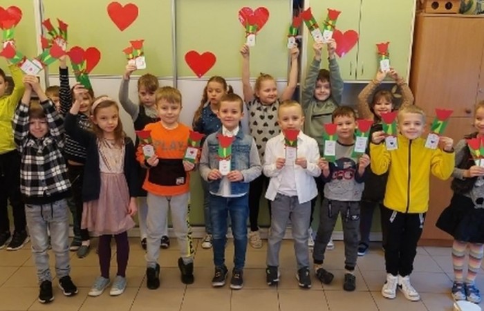 Dziadkowie to wielki skarb - oni czynią dzieciństwo bardziej pełnym, udanym i szczęśliwym. Babcia i dziadek mają zawsze czas, umieją pocieszyć, są cierpliwi, zawsze rozumieją dziecięce rozterki, ale przede wszystkim bezgranicznie kochają. Wnuczęta są dla nich radością życia.
Niestety w tym roku nasze dzieci nie mogły gościć dziadków w placówce, pomimo iż święto to na stałe wpisało się do kalendarza szkolnych uroczystości.
W podzięce za ich wielkie serce uczniowie przygotowali upominki,  nagrali wierszyki oraz piosenki, które wręczyli swoim dziadkom podczas rodzinnych spotkań.
	Wnuczęta dziękują  Babciom  i Dziadkom za wielkie serce, bezgraniczną miłość, dobroć i ciepło oraz życzą dużo uśmiechu, zdrowia i długich lat życia.
