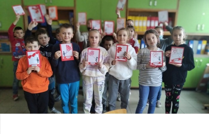 Dziadkowie to wielki skarb - oni czynią dzieciństwo bardziej pełnym, udanym i szczęśliwym. Babcia i dziadek mają zawsze czas, umieją pocieszyć, są cierpliwi, zawsze rozumieją dziecięce rozterki, ale przede wszystkim bezgranicznie kochają. Wnuczęta są dla nich radością życia.
Niestety w tym roku nasze dzieci nie mogły gościć dziadków w placówce, pomimo iż święto to na stałe wpisało się do kalendarza szkolnych uroczystości.
W podzięce za ich wielkie serce uczniowie przygotowali upominki,  nagrali wierszyki oraz piosenki, które wręczyli swoim dziadkom podczas rodzinnych spotkań.
	Wnuczęta dziękują  Babciom  i Dziadkom za wielkie serce, bezgraniczną miłość, dobroć i ciepło oraz życzą dużo uśmiechu, zdrowia i długich lat życia.
