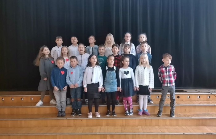 Dziadkowie to wielki skarb - oni czynią dzieciństwo bardziej pełnym, udanym i szczęśliwym. Babcia i dziadek mają zawsze czas, umieją pocieszyć, są cierpliwi, zawsze rozumieją dziecięce rozterki, ale przede wszystkim bezgranicznie kochają. Wnuczęta są dla nich radością życia.
Niestety w tym roku nasze dzieci nie mogły gościć dziadków w placówce, pomimo iż święto to na stałe wpisało się do kalendarza szkolnych uroczystości.
W podzięce za ich wielkie serce uczniowie przygotowali upominki,  nagrali wierszyki oraz piosenki, które wręczyli swoim dziadkom podczas rodzinnych spotkań.
	Wnuczęta dziękują  Babciom  i Dziadkom za wielkie serce, bezgraniczną miłość, dobroć i ciepło oraz życzą dużo uśmiechu, zdrowia i długich lat życia.
