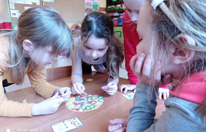 Pizza to jedno z najpopularniejszych dań na świecie, które lubią zarówno dorośli jak i dzieci. Nasze przedszkole włączyło się w obchody Światowego Dnia Pizzy. Podczas zajęć dzieci  uczestniczyły w zadaniach i zabawach tematycznie związanych z pizzą, wykonały własne pizzerki z plasteliny, ciastoliny. Nasze świętowanie zakończyliśmy zjedzeniem pysznej pizzy przygotowanej przez nasze Panie kucharki :)