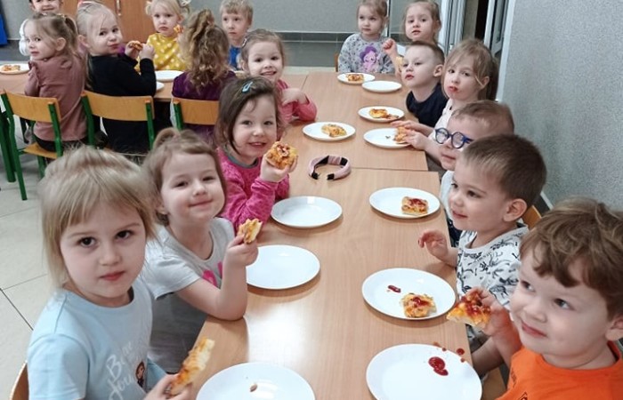 Pizza to jedno z najpopularniejszych dań na świecie, które lubią zarówno dorośli jak i dzieci. Nasze przedszkole włączyło się w obchody Światowego Dnia Pizzy. Podczas zajęć dzieci  uczestniczyły w zadaniach i zabawach tematycznie związanych z pizzą, wykonały własne pizzerki z plasteliny, ciastoliny. Nasze świętowanie zakończyliśmy zjedzeniem pysznej pizzy przygotowanej przez nasze Panie kucharki :)