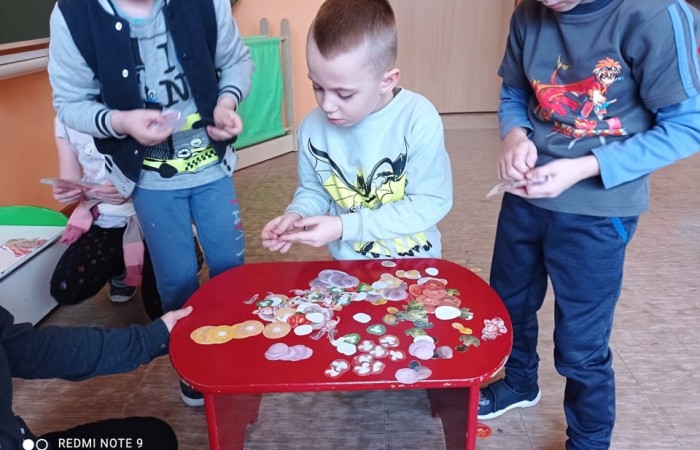 Pizza to jedno z najpopularniejszych dań na świecie, które lubią zarówno dorośli jak i dzieci. Nasze przedszkole włączyło się w obchody Światowego Dnia Pizzy. Podczas zajęć dzieci  uczestniczyły w zadaniach i zabawach tematycznie związanych z pizzą, wykonały własne pizzerki z plasteliny, ciastoliny. Nasze świętowanie zakończyliśmy zjedzeniem pysznej pizzy przygotowanej przez nasze Panie kucharki :)