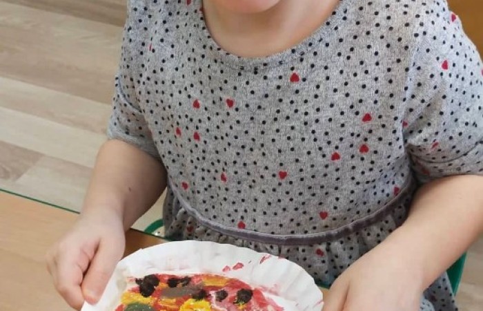 Pizza to jedno z najpopularniejszych dań na świecie, które lubią zarówno dorośli jak i dzieci. Nasze przedszkole włączyło się w obchody Światowego Dnia Pizzy. Podczas zajęć dzieci  uczestniczyły w zadaniach i zabawach tematycznie związanych z pizzą, wykonały własne pizzerki z plasteliny, ciastoliny. Nasze świętowanie zakończyliśmy zjedzeniem pysznej pizzy przygotowanej przez nasze Panie kucharki :)