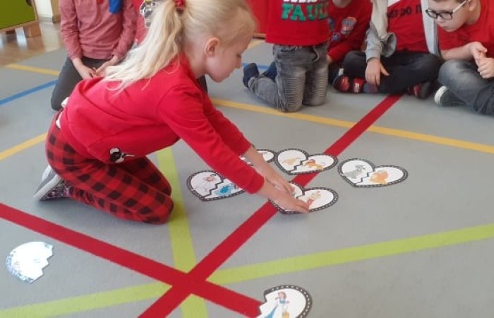 W piątek  obchodziliśmy w naszym przedszkolu „Walentynki”. Tego dnia w całym przedszkolu dominował kolor czerwony. Z tej okazji każda z grup udekorowała również salę i gazetkę czerwonymi serduszkami, balonami oraz walentynkami. Dzieci zgłębiły wiedzę o tradycji tego święta oraz zapoznały się z patronem dnia zakochanych.