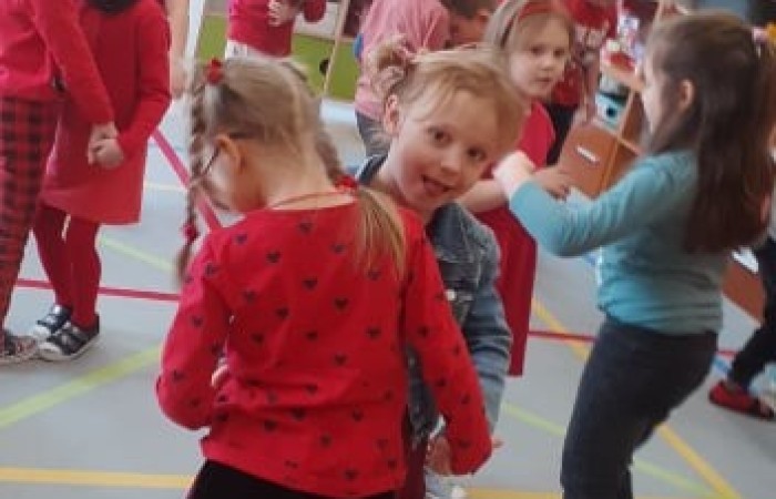 W piątek  obchodziliśmy w naszym przedszkolu „Walentynki”. Tego dnia w całym przedszkolu dominował kolor czerwony. Z tej okazji każda z grup udekorowała również salę i gazetkę czerwonymi serduszkami, balonami oraz walentynkami. Dzieci zgłębiły wiedzę o tradycji tego święta oraz zapoznały się z patronem dnia zakochanych.