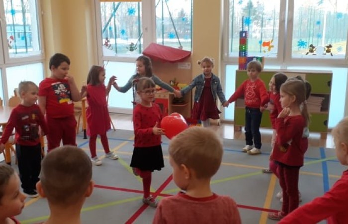 W piątek  obchodziliśmy w naszym przedszkolu „Walentynki”. Tego dnia w całym przedszkolu dominował kolor czerwony. Z tej okazji każda z grup udekorowała również salę i gazetkę czerwonymi serduszkami, balonami oraz walentynkami. Dzieci zgłębiły wiedzę o tradycji tego święta oraz zapoznały się z patronem dnia zakochanych.