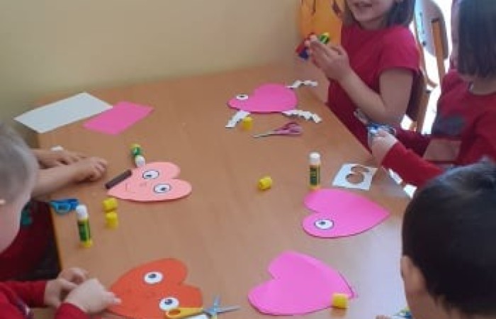 W piątek  obchodziliśmy w naszym przedszkolu „Walentynki”. Tego dnia w całym przedszkolu dominował kolor czerwony. Z tej okazji każda z grup udekorowała również salę i gazetkę czerwonymi serduszkami, balonami oraz walentynkami. Dzieci zgłębiły wiedzę o tradycji tego święta oraz zapoznały się z patronem dnia zakochanych.