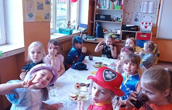 17 lutego w naszym przedszkolu odbył się wspaniały bal. Zaproszenie otrzymała księżniczka i królewicz, rycerz i czarownica i pojawił się nawet smok. Wizyta w przedszkolu takich gości byłaby całkiem dziwna gdyby nie fakt ,iż był to bal przebierańców  Wszystko dzisiaj było takie kolorowe: w naszych salach wisiały balony, a dzieci starały się odgadnąć, kto kryje się za balową maską. Podczas wspólnych zabawach panowała życzliwa atmosfera, było też wiele niespodzianek i powodów do śmiechu. Za wspaniale spędzony czas dziękują wychowawczynie grup.