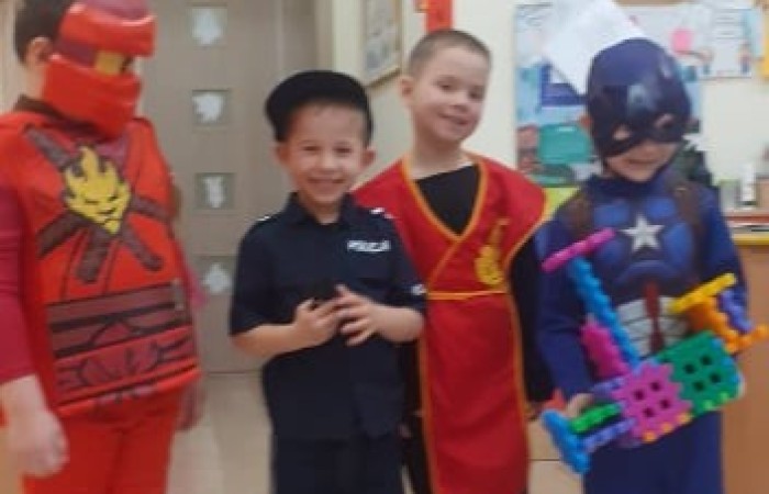 17 lutego w naszym przedszkolu odbył się wspaniały bal. Zaproszenie otrzymała księżniczka i królewicz, rycerz i czarownica i pojawił się nawet smok. Wizyta w przedszkolu takich gości byłaby całkiem dziwna gdyby nie fakt ,iż był to bal przebierańców  Wszystko dzisiaj było takie kolorowe: w naszych salach wisiały balony, a dzieci starały się odgadnąć, kto kryje się za balową maską. Podczas wspólnych zabawach panowała życzliwa atmosfera, było też wiele niespodzianek i powodów do śmiechu. Za wspaniale spędzony czas dziękują wychowawczynie grup.