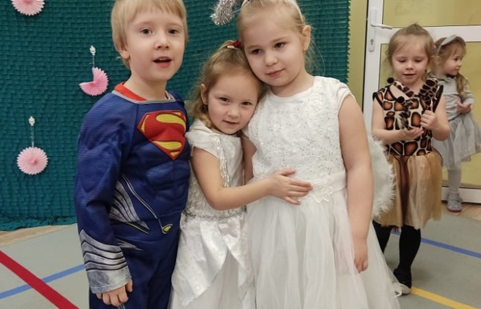 17 lutego w naszym przedszkolu odbył się wspaniały bal. Zaproszenie otrzymała księżniczka i królewicz, rycerz i czarownica i pojawił się nawet smok. Wizyta w przedszkolu takich gości byłaby całkiem dziwna gdyby nie fakt ,iż był to bal przebierańców  Wszystko dzisiaj było takie kolorowe: w naszych salach wisiały balony, a dzieci starały się odgadnąć, kto kryje się za balową maską. Podczas wspólnych zabawach panowała życzliwa atmosfera, było też wiele niespodzianek i powodów do śmiechu. Za wspaniale spędzony czas dziękują wychowawczynie grup.